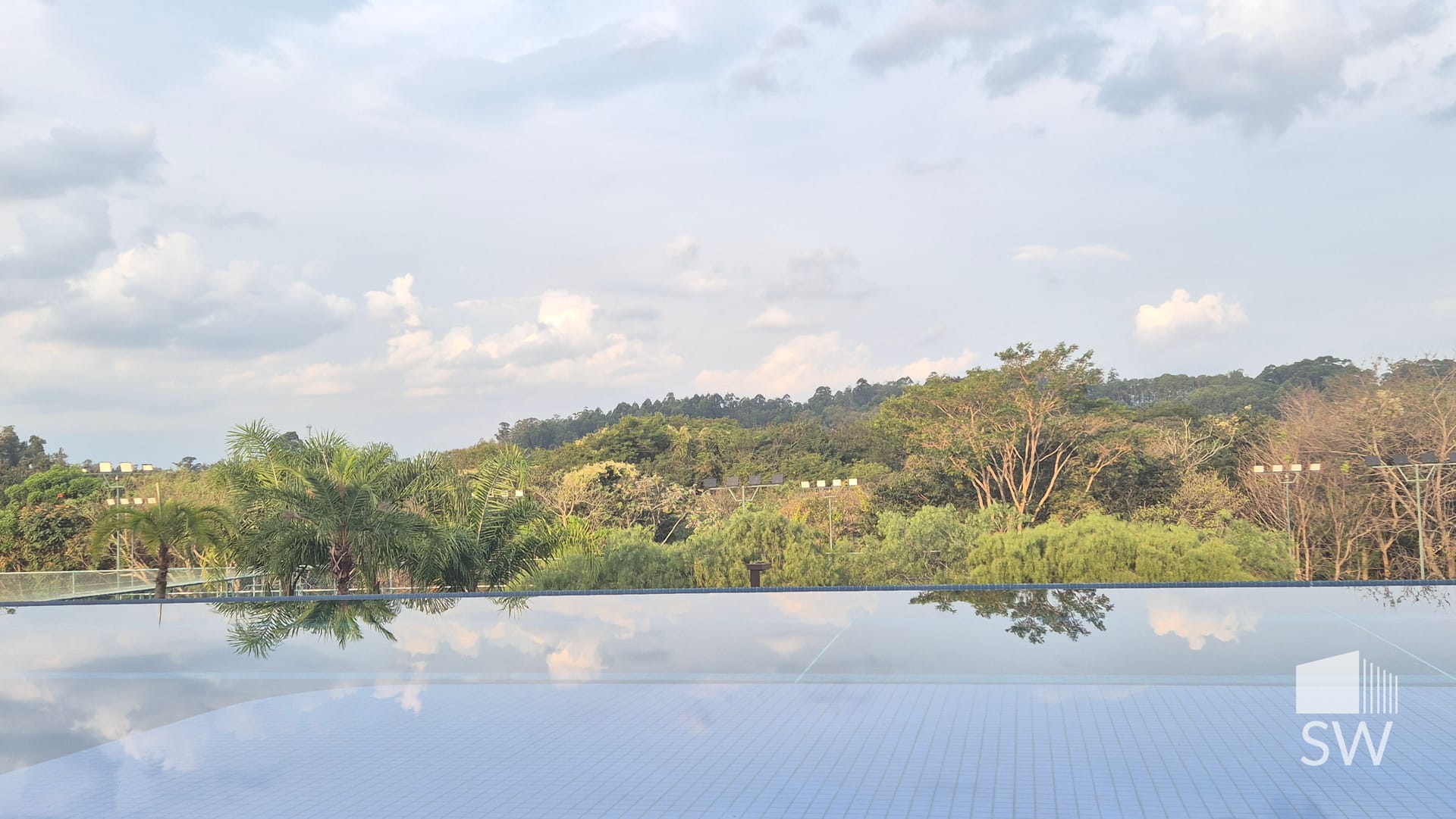 Piscina com borda infinita e vista da Serra do Japi (área comum do condomínio)