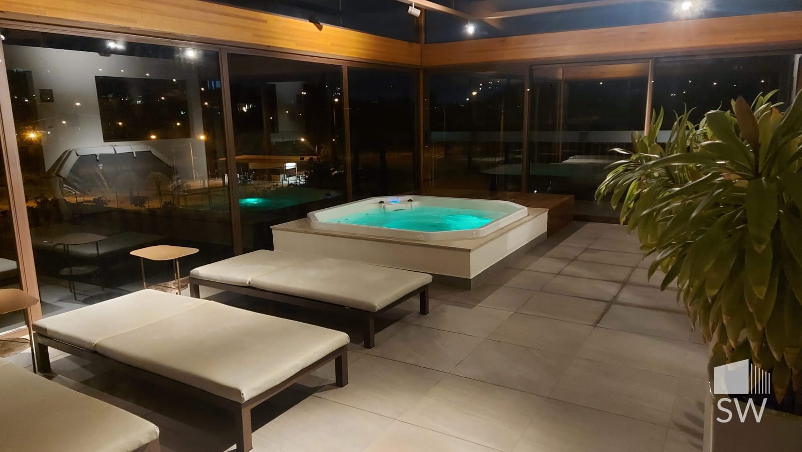 Espaço de spa com deck e espreguiçadeiras (área comum do condomínio)