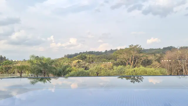 Piscina com borda infinita e vista da Serra do Japi
