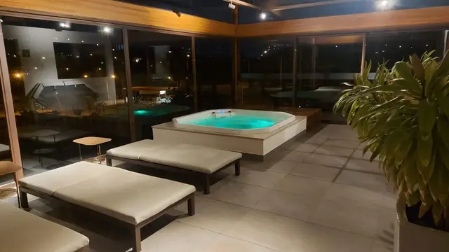 Espaço de spa com deck e espreguiçadeiras