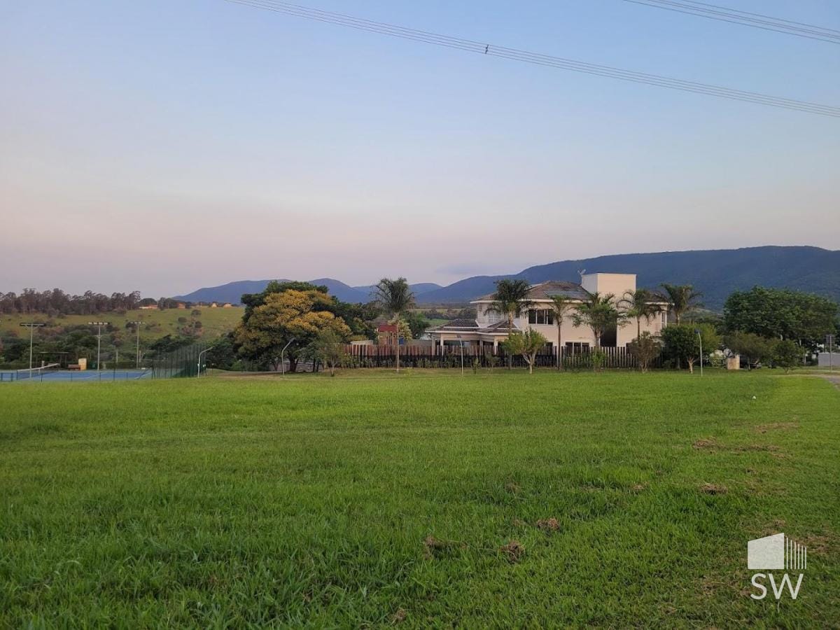 Quadra de tênis com vista para a Serra do Japi