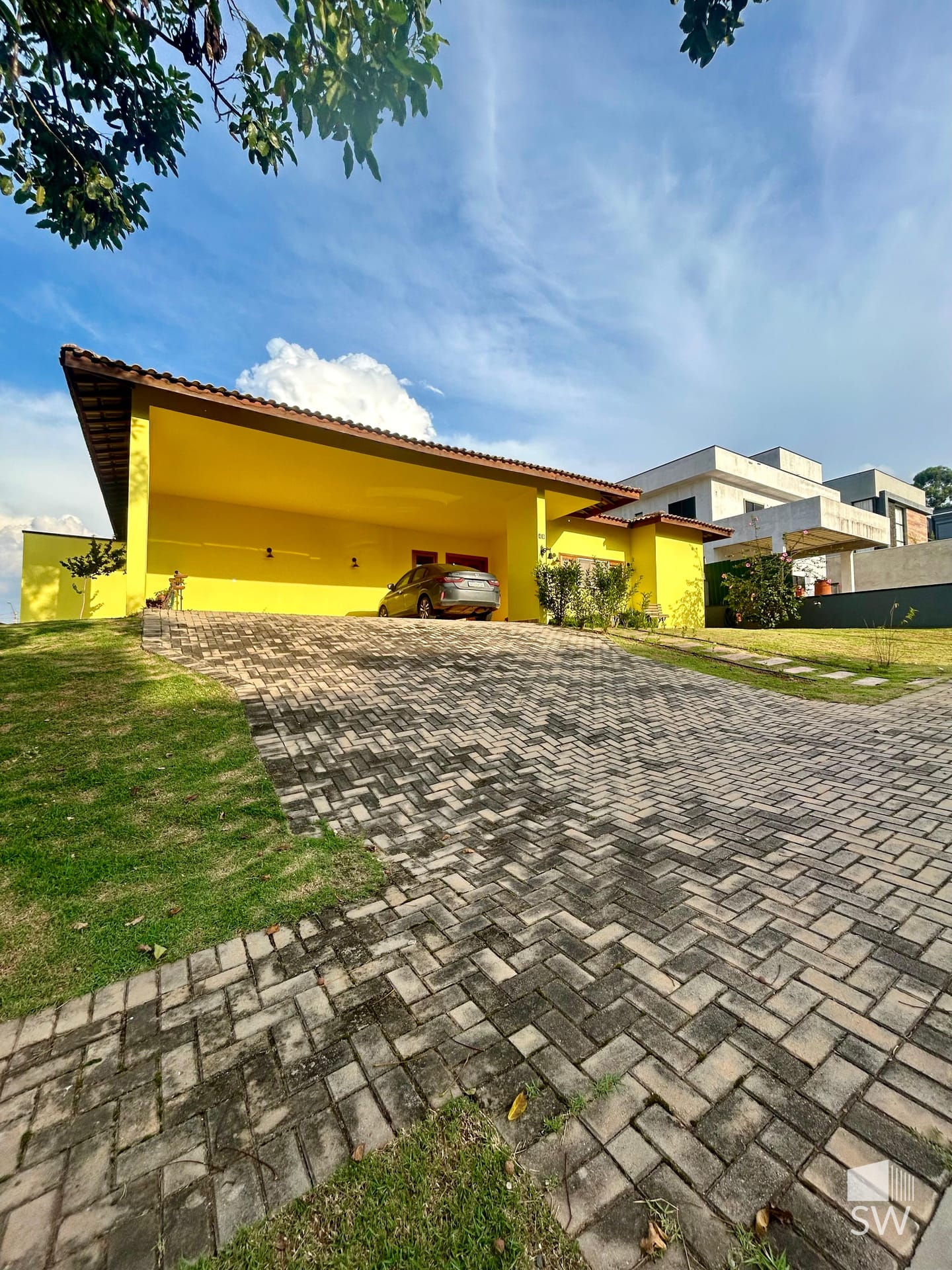 Fachada frontal com garagem coberta