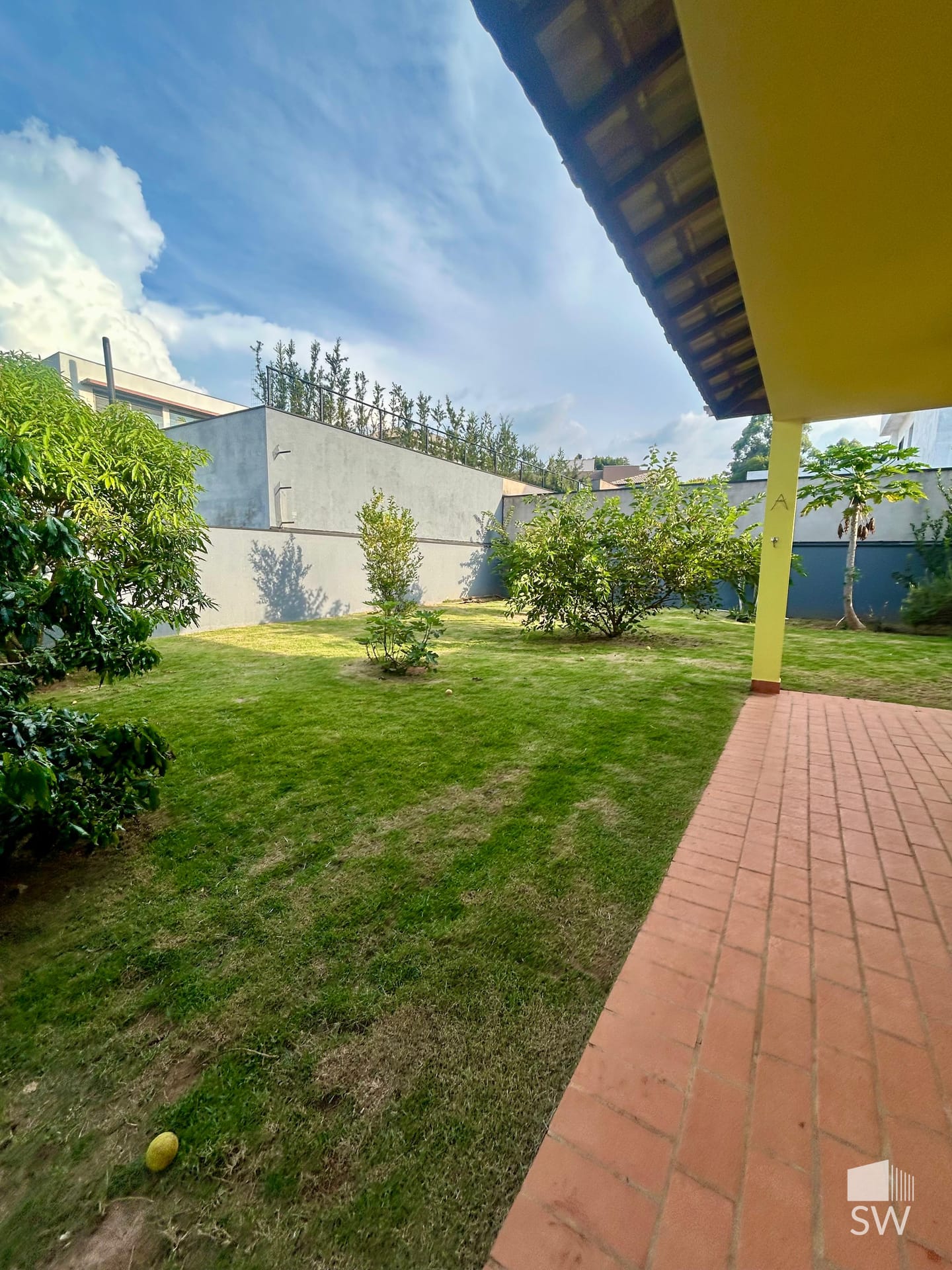 Varanda com vista para o quintal e pomar