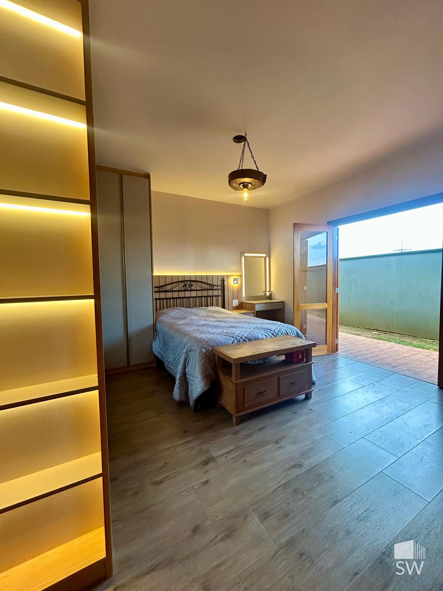 Suíte com cama de casal e amplo guarda-roupa