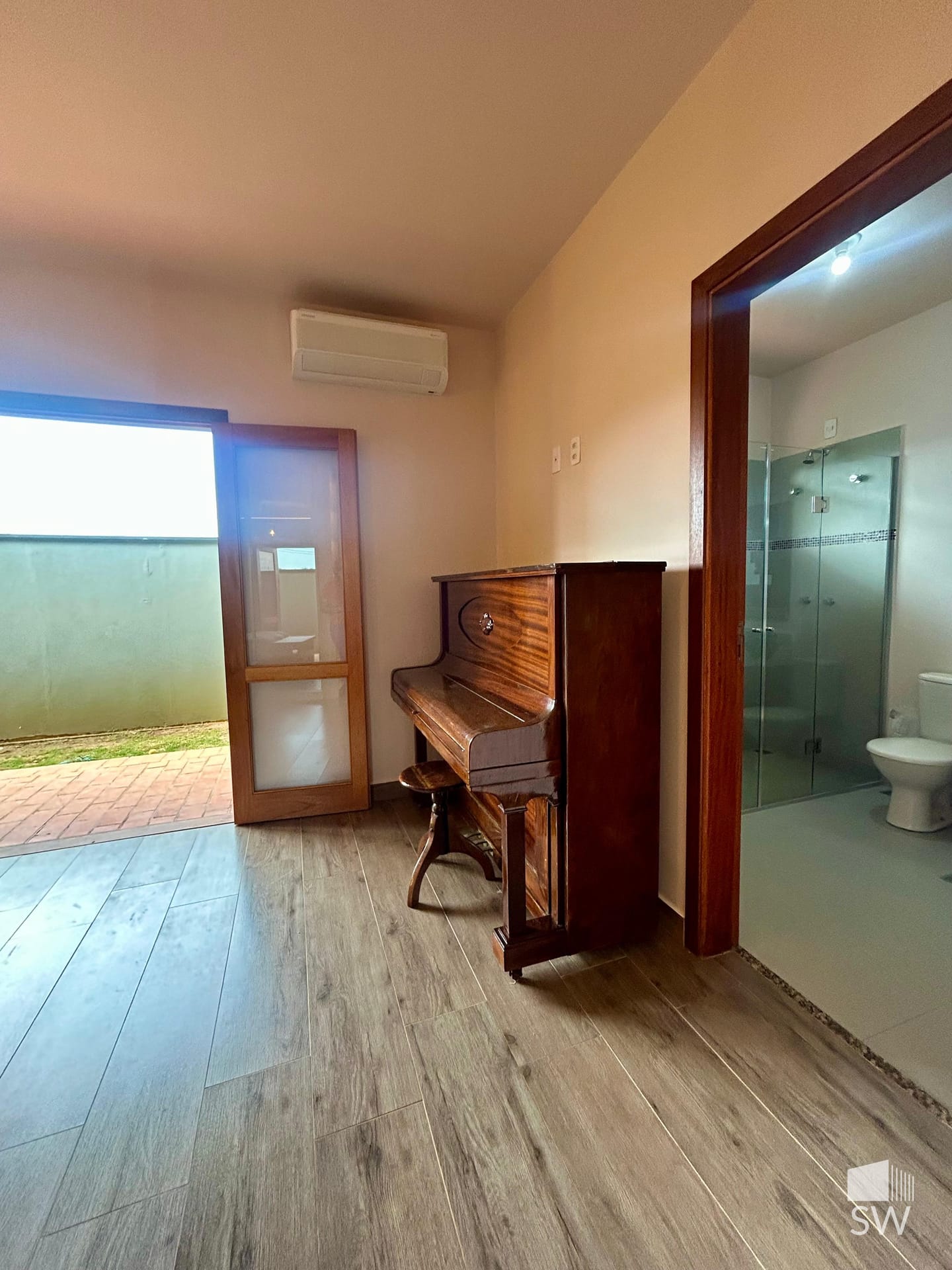 Quarto/escritório com banheiro anexo