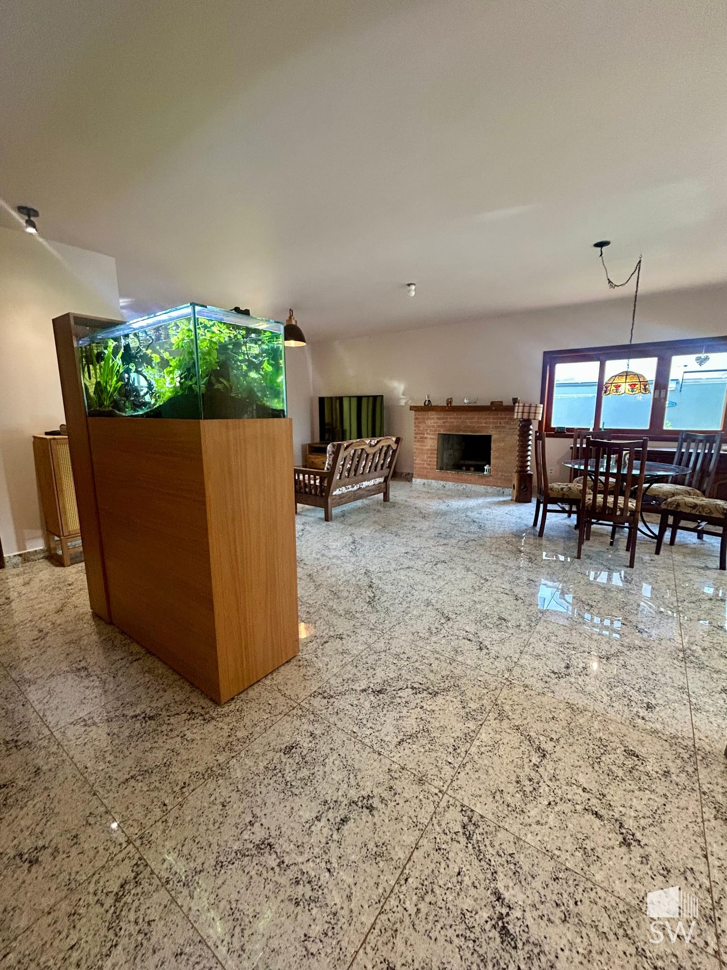 Sala integrada com lareira