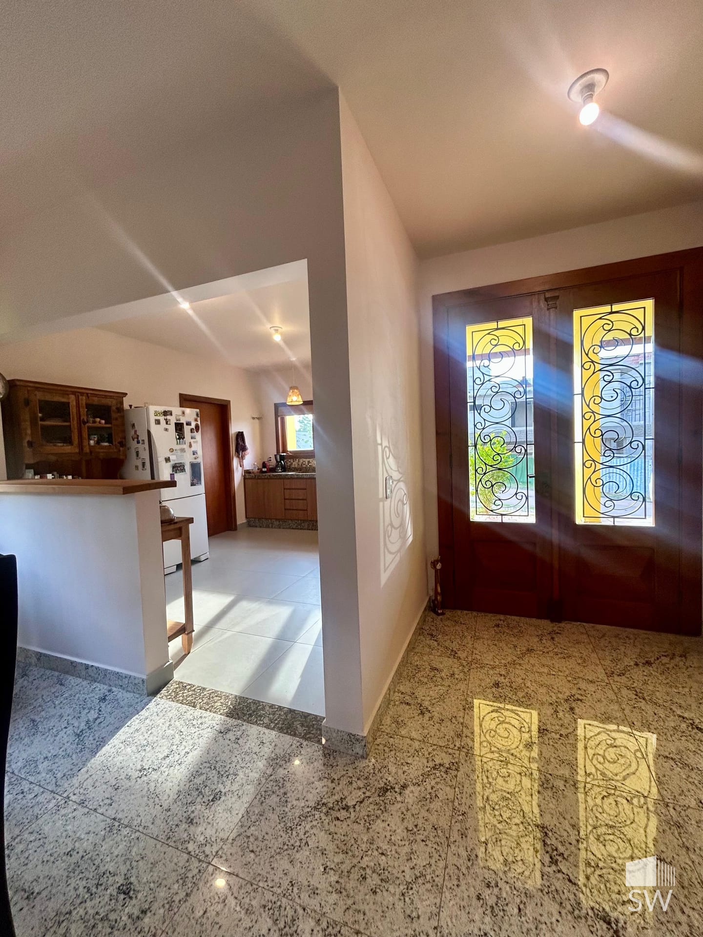 Hall de entrada com porta principal em madeira