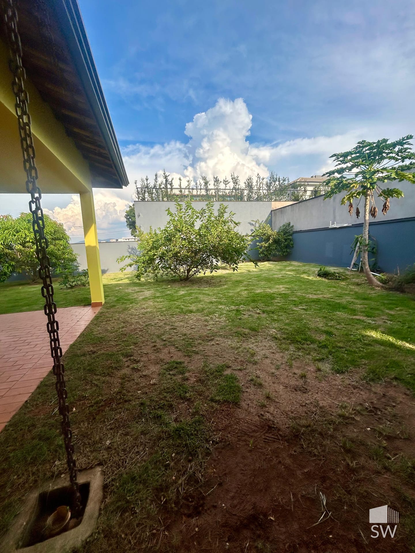 Área externa com balanço no jardim