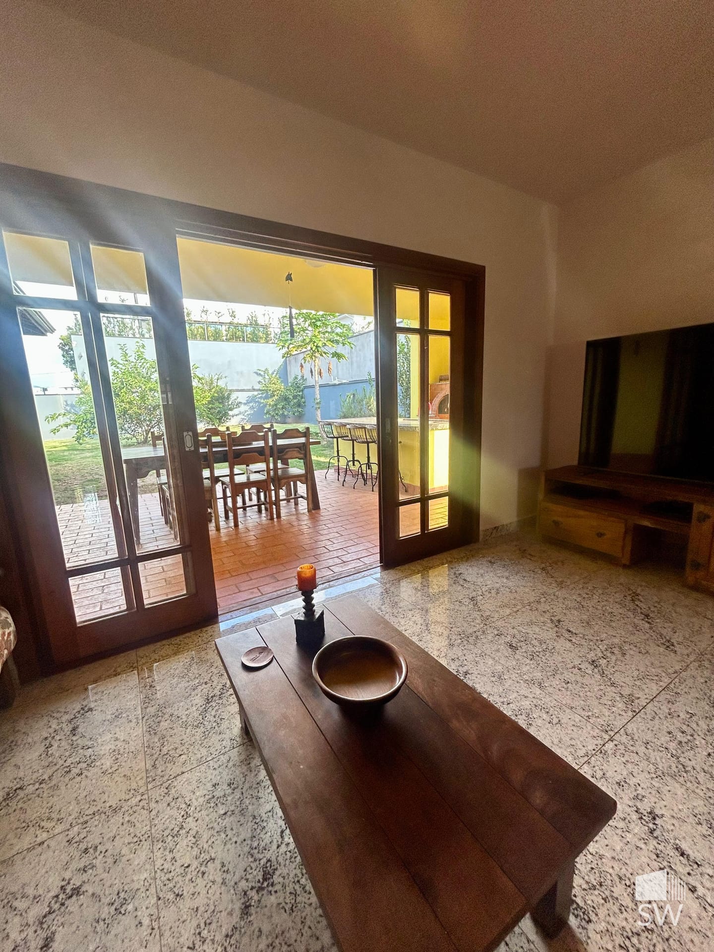 Sala de estar com vista para a área externa