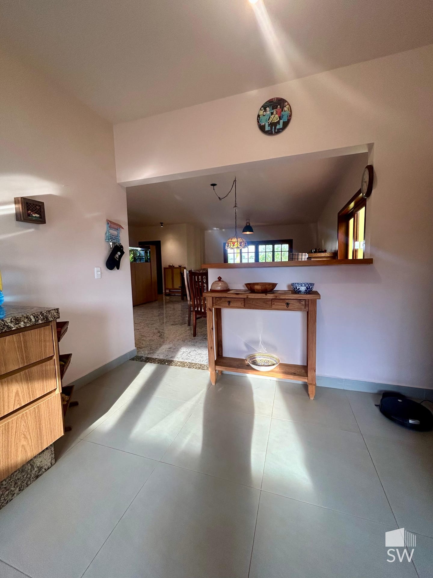 Passagem entre cozinha e sala de jantar