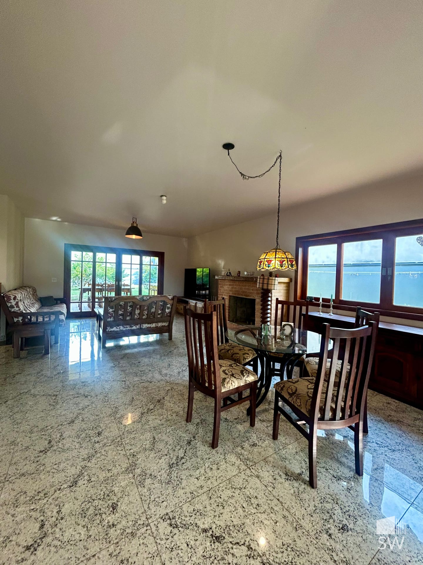 Sala de jantar com lareira