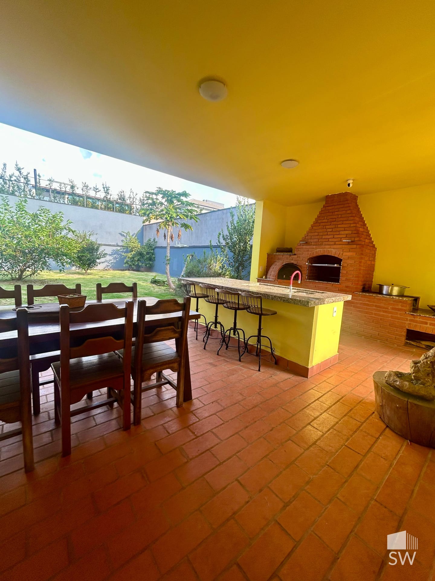 Área gourmet com forno a lenha próprio