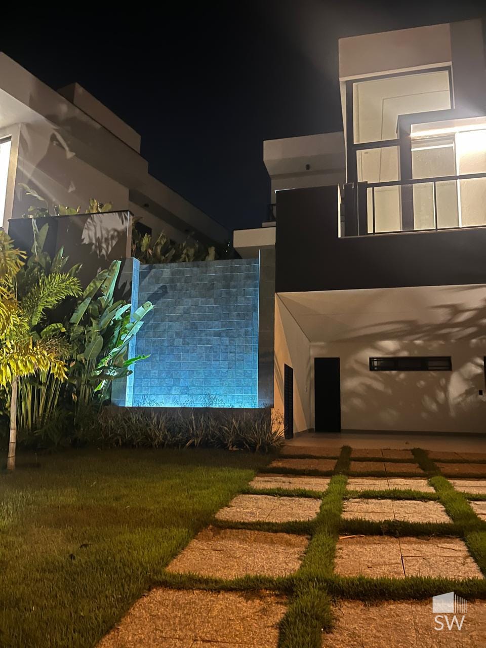 Fachada noturna - parede d'água