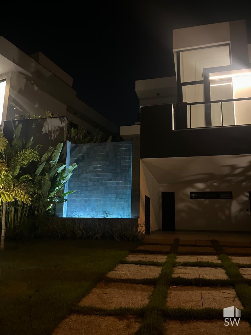 Fachada noturna