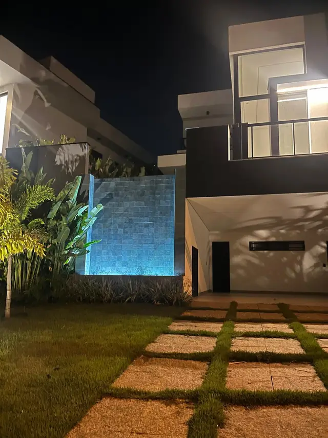 Fachada noturna - parede d'água