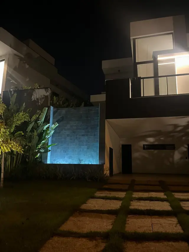 Fachada noturna
