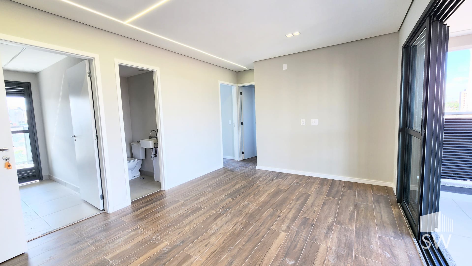 Suíte com janela ampla e vista externa