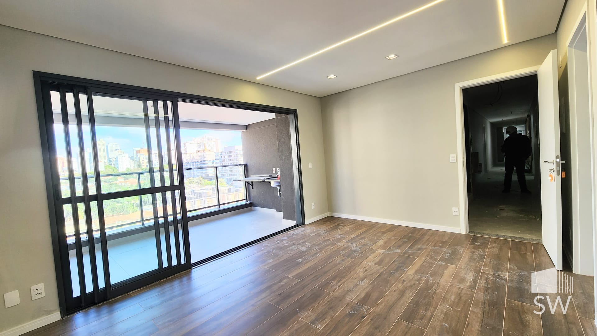 Sala integrada com vista para lavabo e terraço