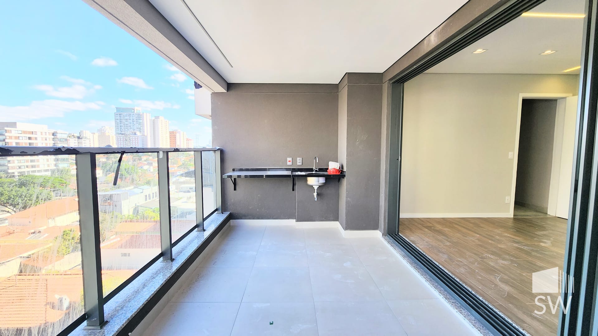 Terraço com bancada e pia, vista panorâmica da cidade