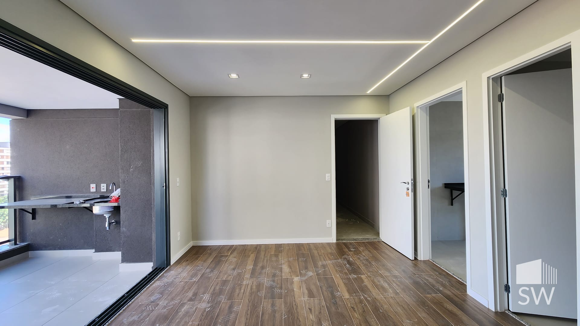 Sala de estar e jantar, com acesso ao terraço e à circulação interna