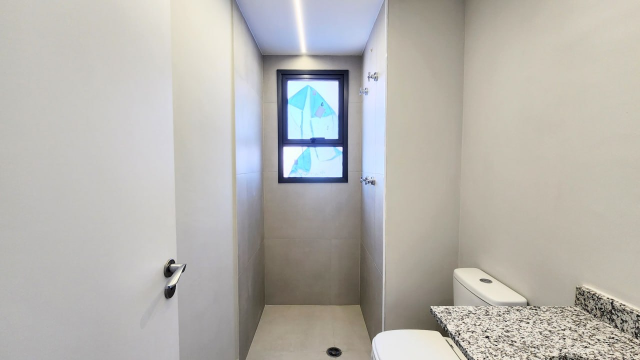 Banheiro com box e janela