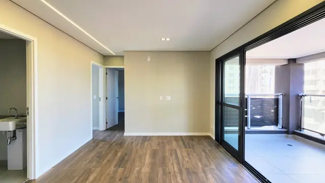 Sala integrada com acesso ao terraço e ao hall de circulação