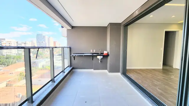 Terraço com bancada e pia, vista panorâmica da cidade