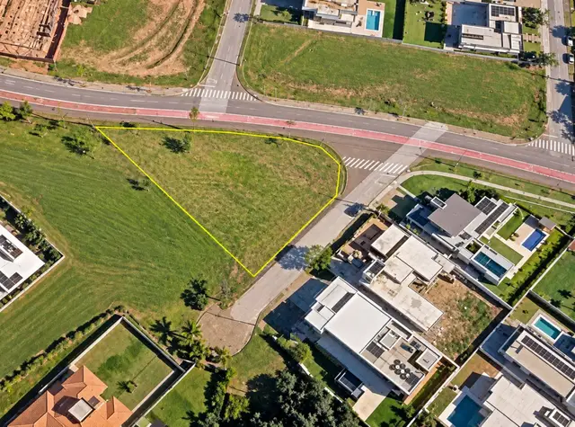 Vista aérea do lote de esquina (demarcado)