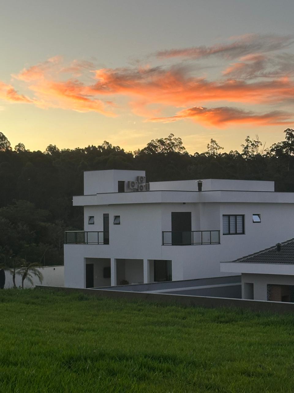 Fachada (pôr do sol)